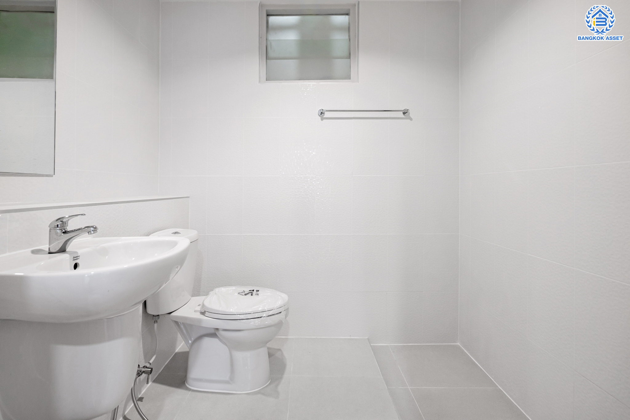 ทาวน์เฮ้าส์มือสองนนทบุรี ม.สรานนท์ ติวานนท์-ปากเกร็ด ทาวน์เฮ้าส์ 3ชั้นครึ่ง เนื้อที่ 18 ตร.ว. ฟังก์ชัน 4 ห้องนอน 3 ห้องน้ำ จอดรถได้ 2 คัน พร้อม Living Room กว้างขวาง บนทำเลติดถนนติวานนท์ ใกล้เซ็นทรัลแจ้งวัฒนะ และรถไฟฟ้าสายสีชมพู "สถานีแยกปากเกร็ด"